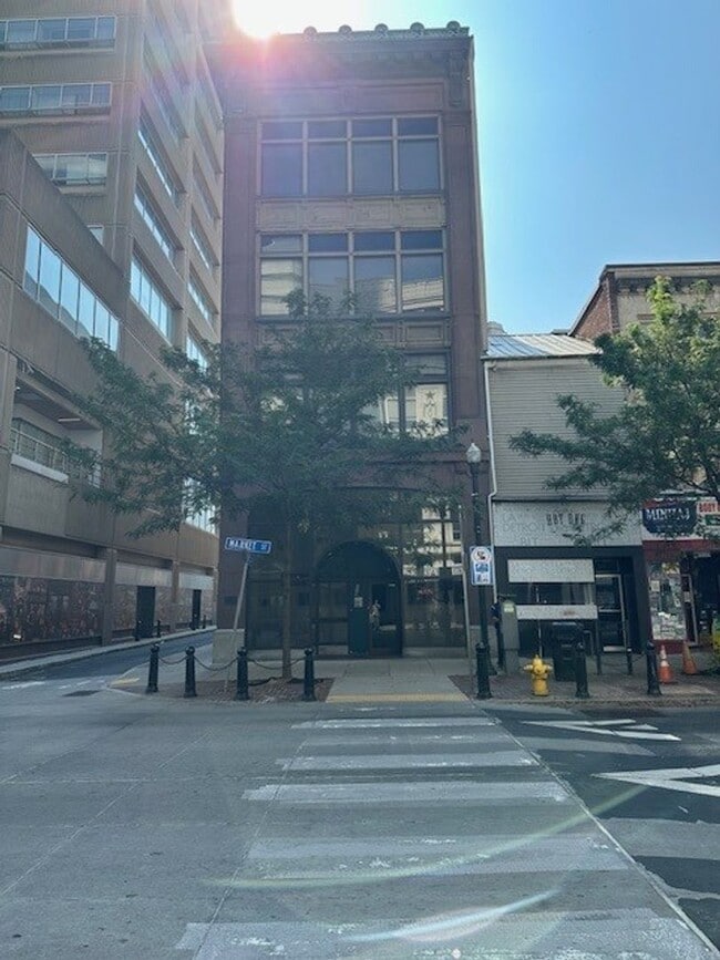 Building Photo - 319 Market St