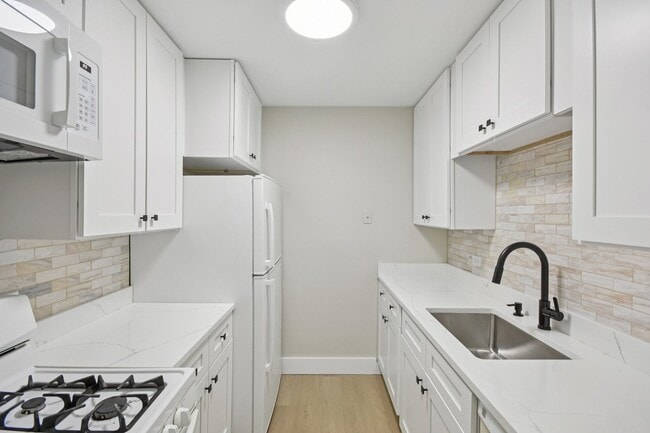 Building Photo - 226 Shorewood Dr