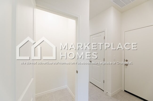 Building Photo - 4924 N 192nd Ln