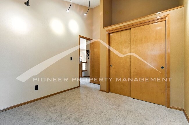 Building Photo - Stunning Home with Central AC and 2-Car Ga...