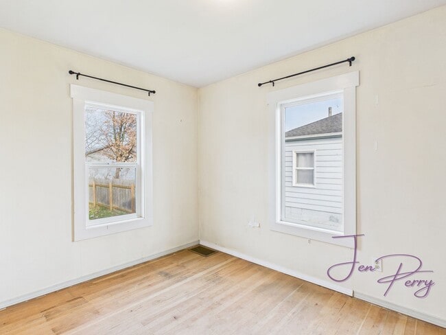 Building Photo - Two Bedroom One Bath House for Rent in Everson with Detached Garage