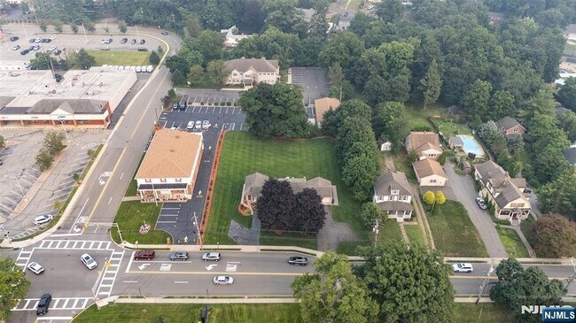 Building Photo - 326 Ramapo Valley Rd