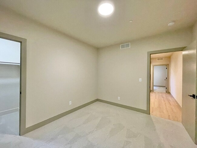 Building Photo - Spacious & Stunningly Remodeled Duplex in ...