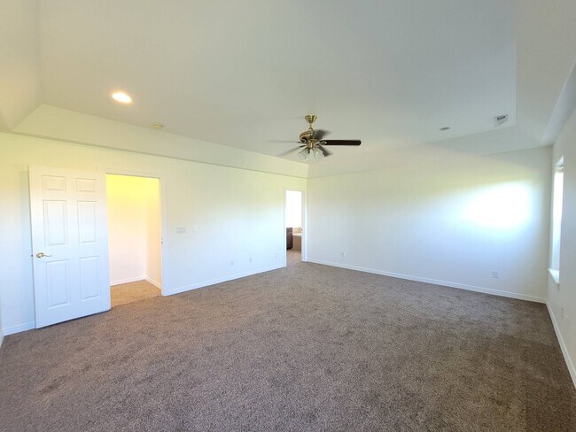 Building Photo - 1200 W Canyon Lakes Dr
