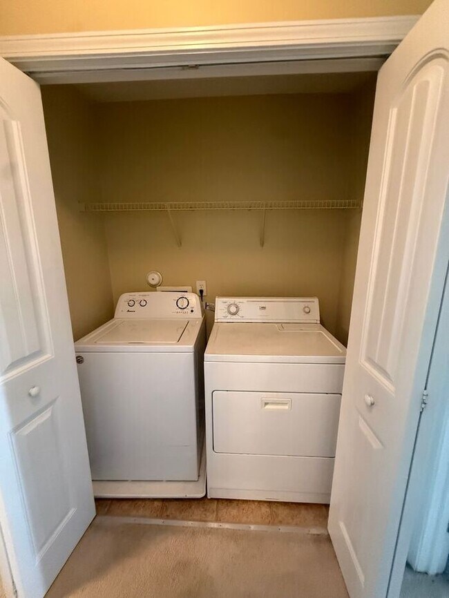 Building Photo - Spacious 3 bedroom 2.5 bath end unit townhome!