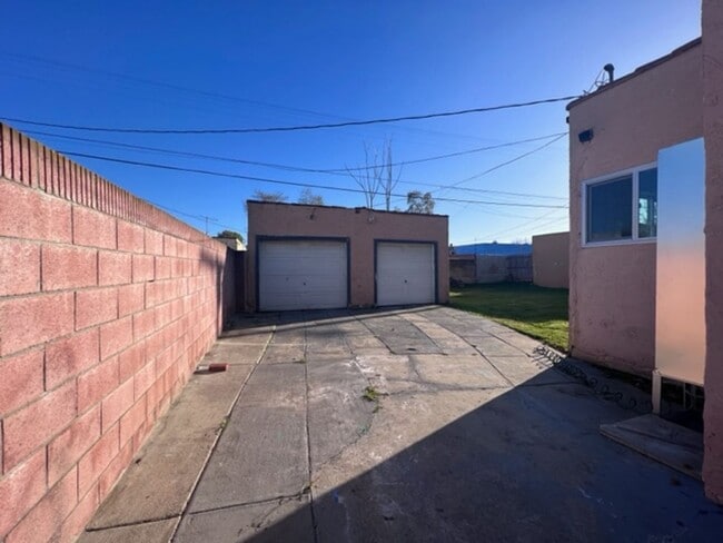 Building Photo - Upgraded Large Home