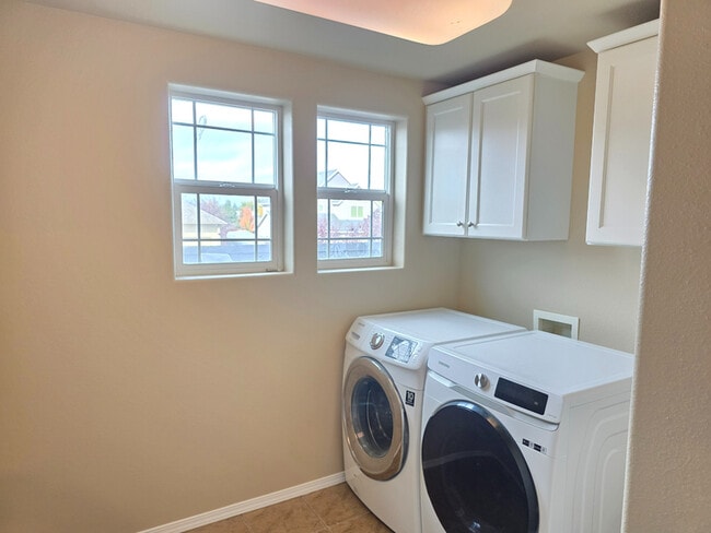 Building Photo - 2350 NW Hazelwood Ave