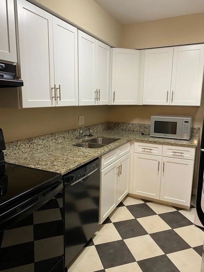 Building Photo - 1 Bedroom Condo
