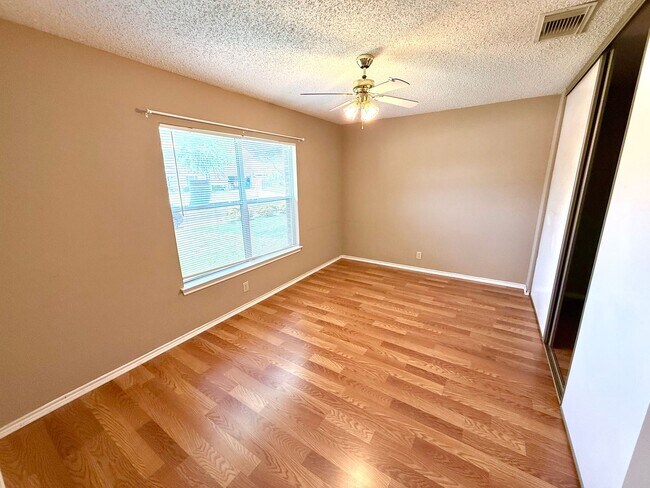 Building Photo - AVAILABLE NOW! 3 Bedroom 2 Bath Home Ready...