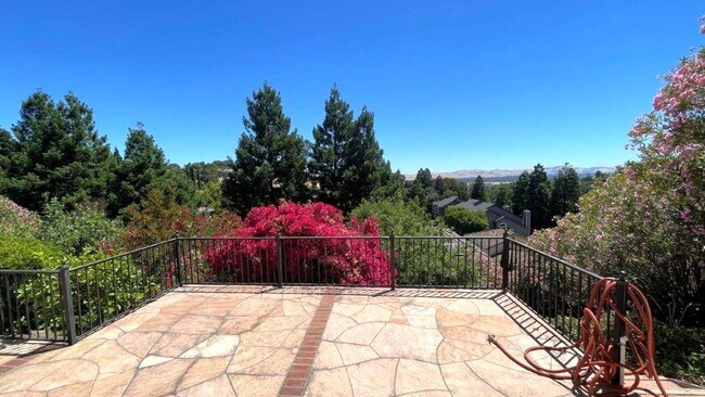 Building Photo - Martinez Beautiful 4 bedroom 3 bath home! ...