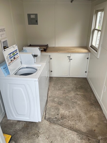 Laundry - 206 Challenger St