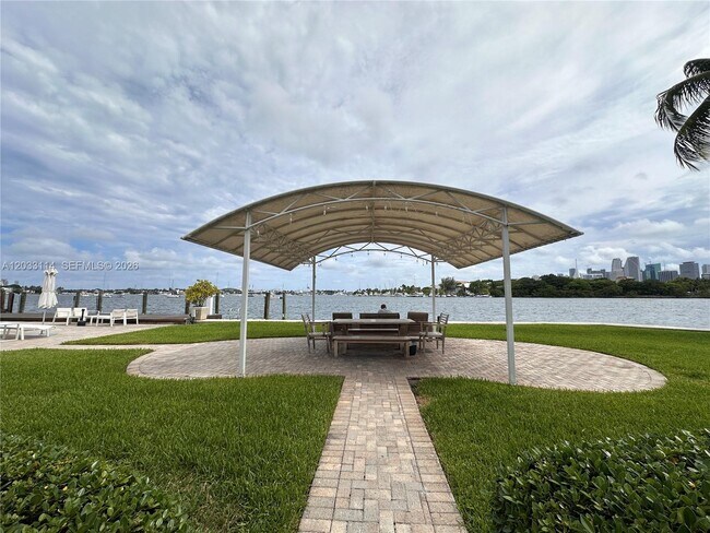 Building Photo - 1100 Venetian Way