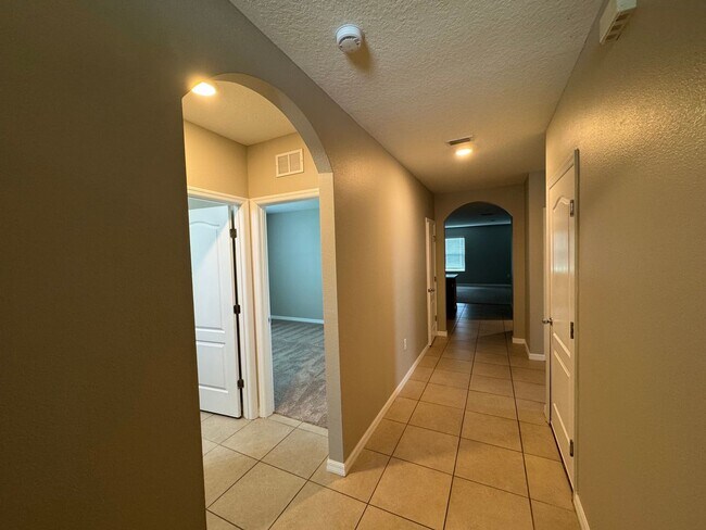 Building Photo - Beautiful 4 BR / 2 BA Home in Winter Haven!
