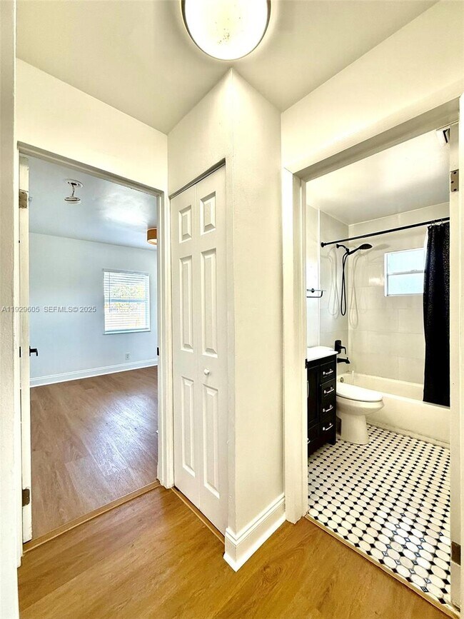 Building Photo - 2403 Scott St