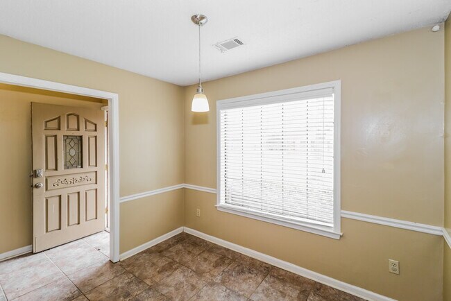 Building Photo - 7644 Valley Glen Dr