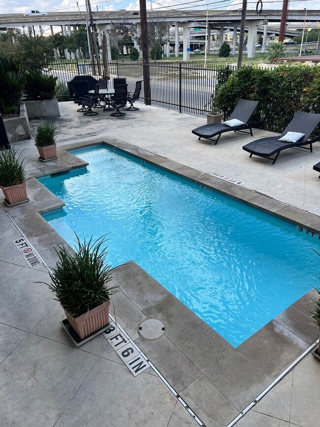 Building Photo - Gorgeous Condo minutes from The Pearl