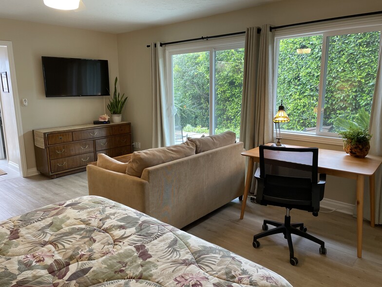 Living area, TV and desk - 5619 Rutgers Rd