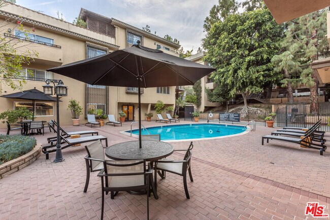 Building Photo - 6732 Hillpark Dr