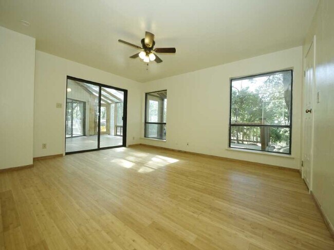 Building Photo - 703 Deer Ln