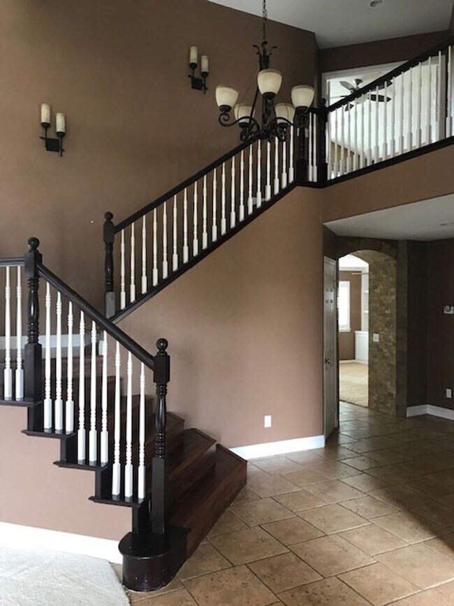 Building Photo - Lovely 4 bed 3+ bath