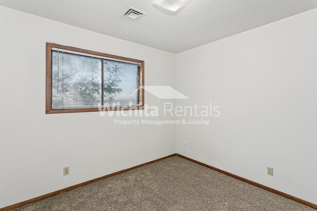Building Photo - 2305 S White Oak Dr
