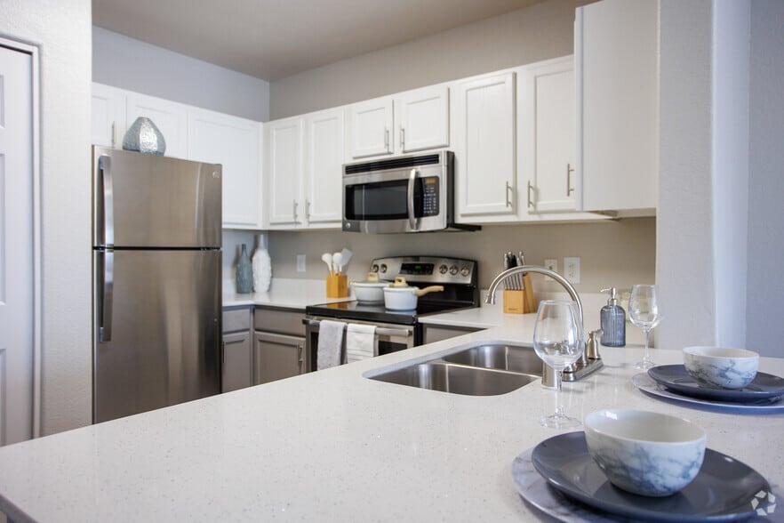 1BD, 1BA - 837SF - Kitchen - Allegro at Tanoan