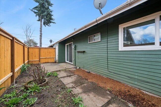 Building Photo - 5143-5145 SE Knight