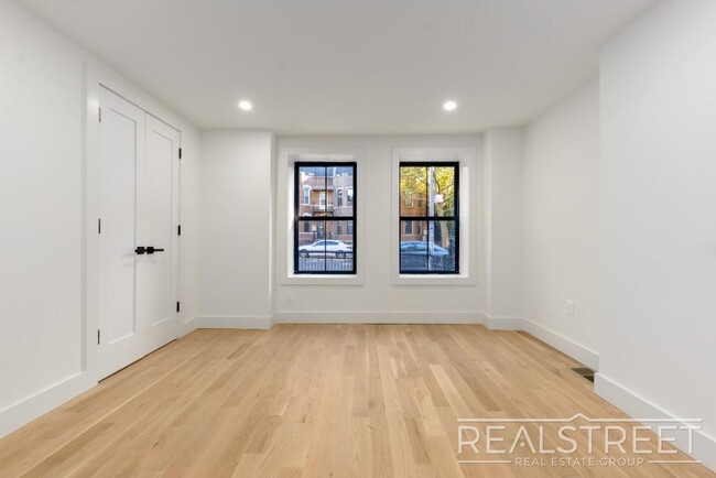 Building Photo - Stunning NEW 3 Bed 2 Bath Duplex in Bed St...