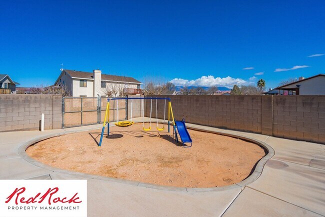 Building Photo - 5 Bedroom Pet Friendly Home!
