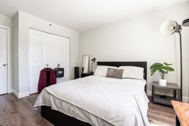 Building Photo - 8 - 10-10 Museum Way