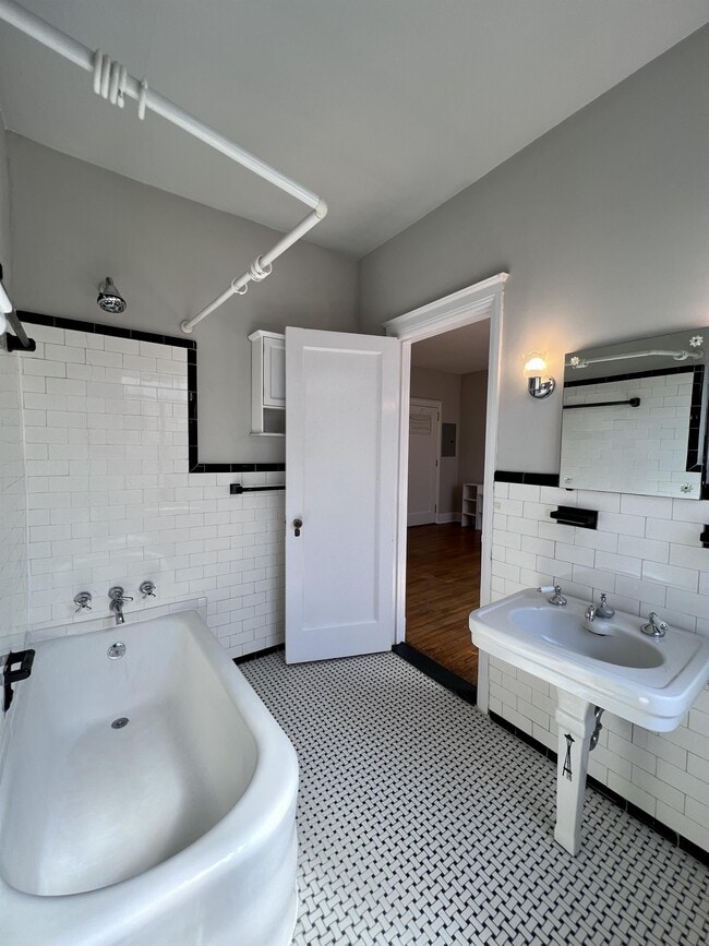 Building Photo - 1305 N Broom St