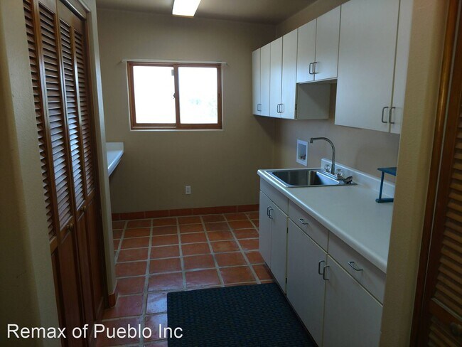 Building Photo - 4 br, 3 bath House - 385 S. TEJON
