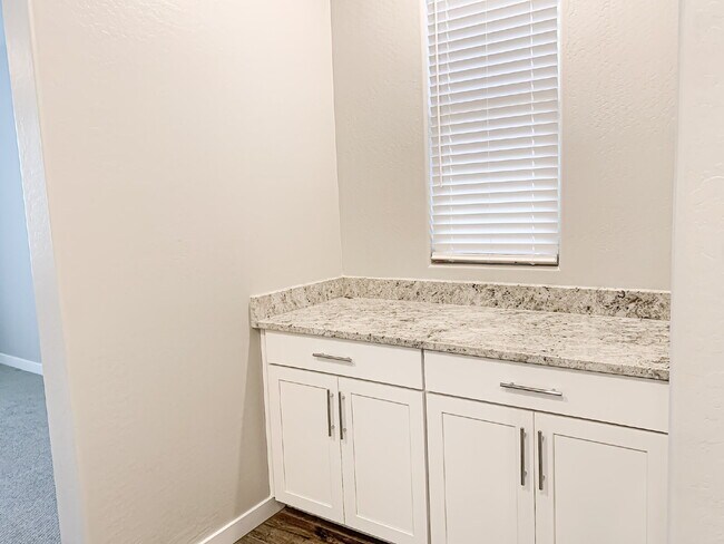 Building Photo - "Spacious 3-Bed, 3-Bath Mesa Retreat with ...