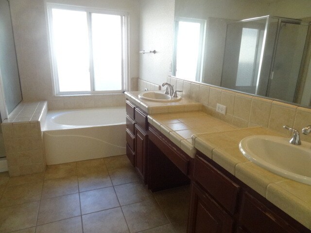 Building Photo - Huge home in Elk Grove