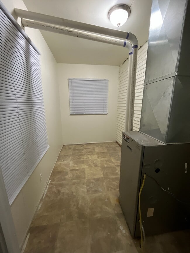 Building Photo - 104 Lake St