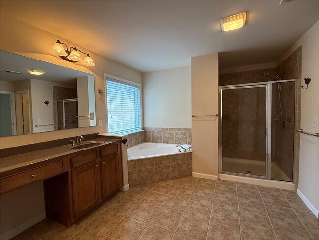 Building Photo - 2501 Royston Dr