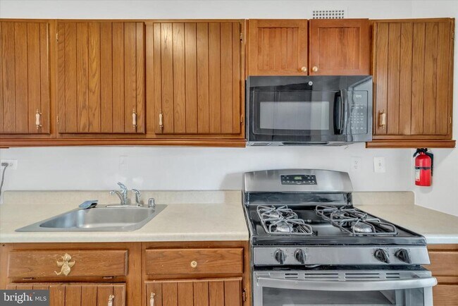 Building Photo - 4141 Henderson Rd