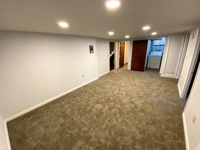 Building Photo - 4 Bedroom 1.5 Bath House with Washer and D...