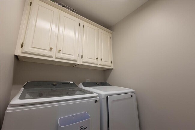Building Photo - 5685 Ashewoode Downs Dr
