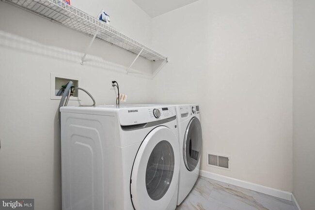 Building Photo - 204 Camelot Ct