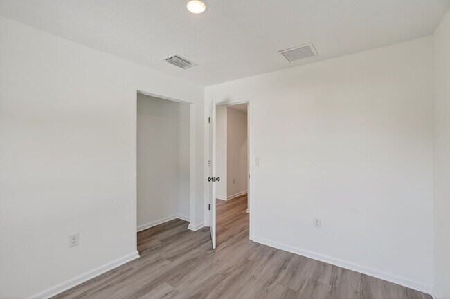 Building Photo - 1115 Ave F