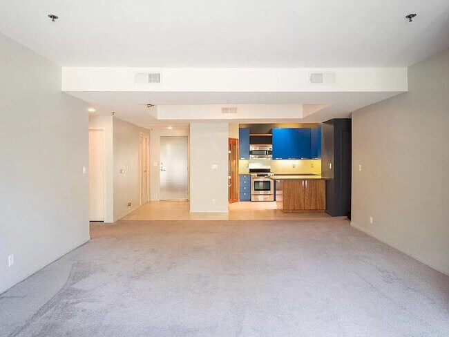 Building Photo - 2222 N Beachwood Dr