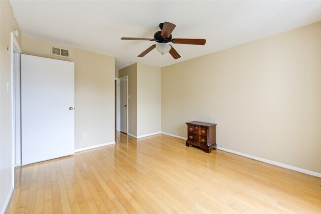 Building Photo - 3055 Walnut Bend Ln