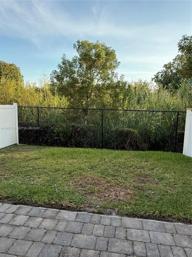 Building Photo - 818 SE 19th St