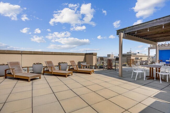 Building Photo - Incredible 1BR/1BA Condo Blocks from the Metro Vibrant Mount Vernon Triangle!