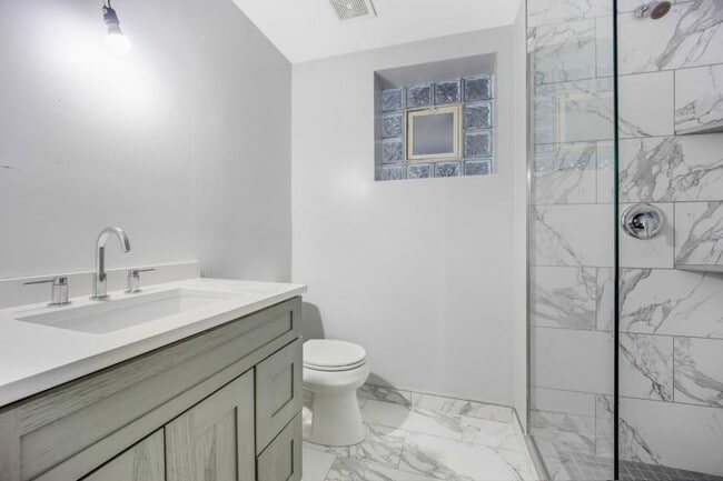 Building Photo - 3 bedroom in Chicago IL 60612
