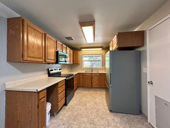 Building Photo - Spacious 3 Bed, 1.0 Bath House - Fully Fen...