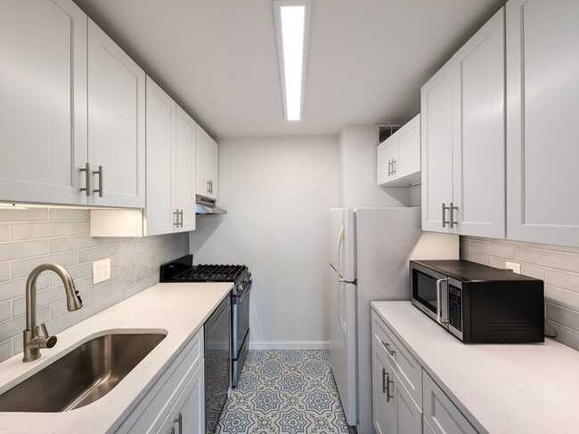 Building Photo - Sunny Top-Floor Junior 1BD Condo Near Down...