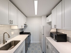 Building Photo - Top-Floor Junior 1BD Near Downtown Silver ...