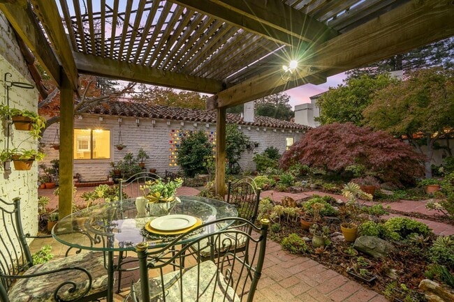 Building Photo - 3691 Laguna Ave